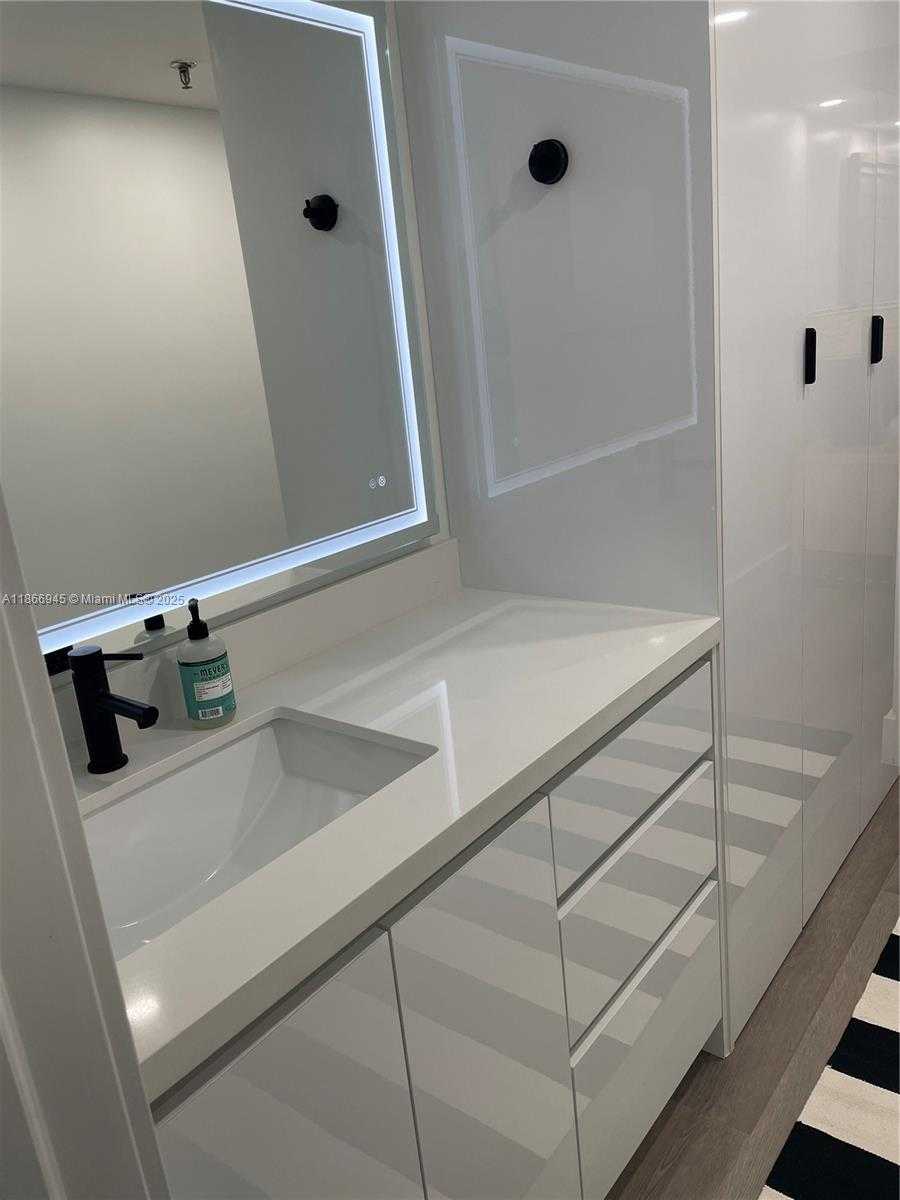 Small Image of 2625 COLLINS AVE #609, Miami Beach Number 15