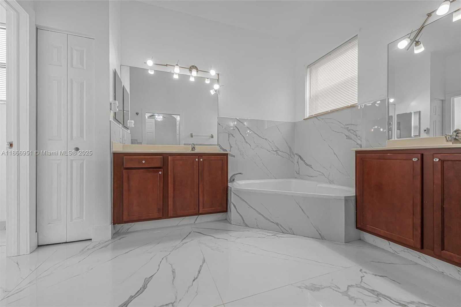 Small Image of 642 SOUTH EAST 37TH PL, Homestead Number 22