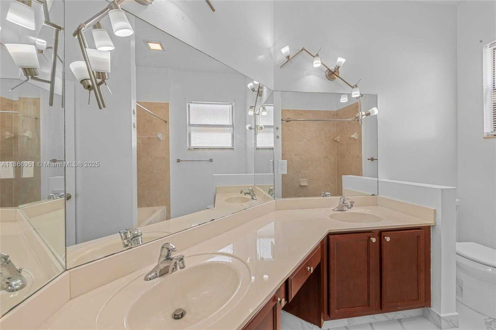 Small Image of 642 SOUTH EAST 37TH PL, Homestead Number 27