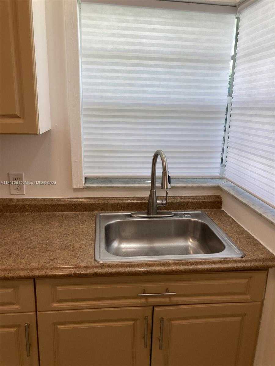 Small Image of 2101 BAY DR #3, Miami Beach Number 10