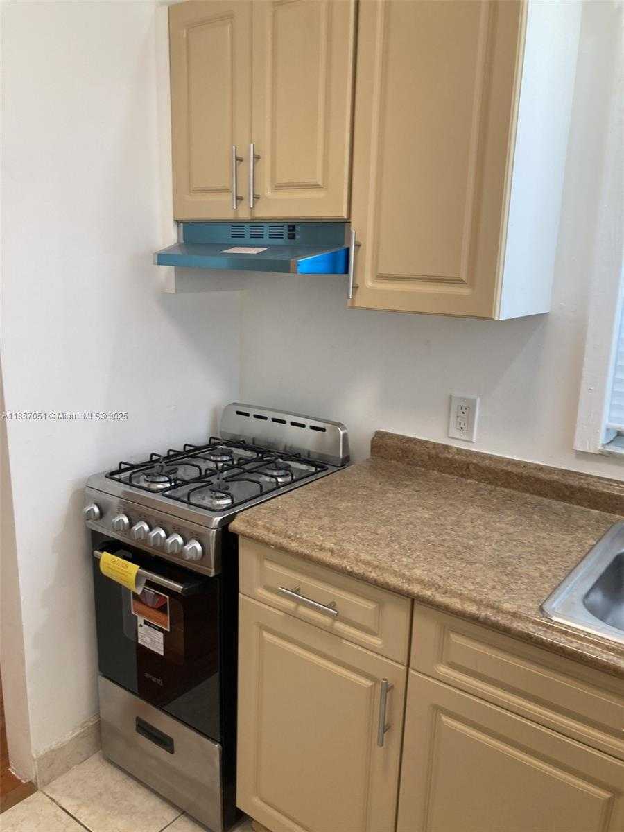Small Image of 2101 BAY DR #3, Miami Beach Number 12