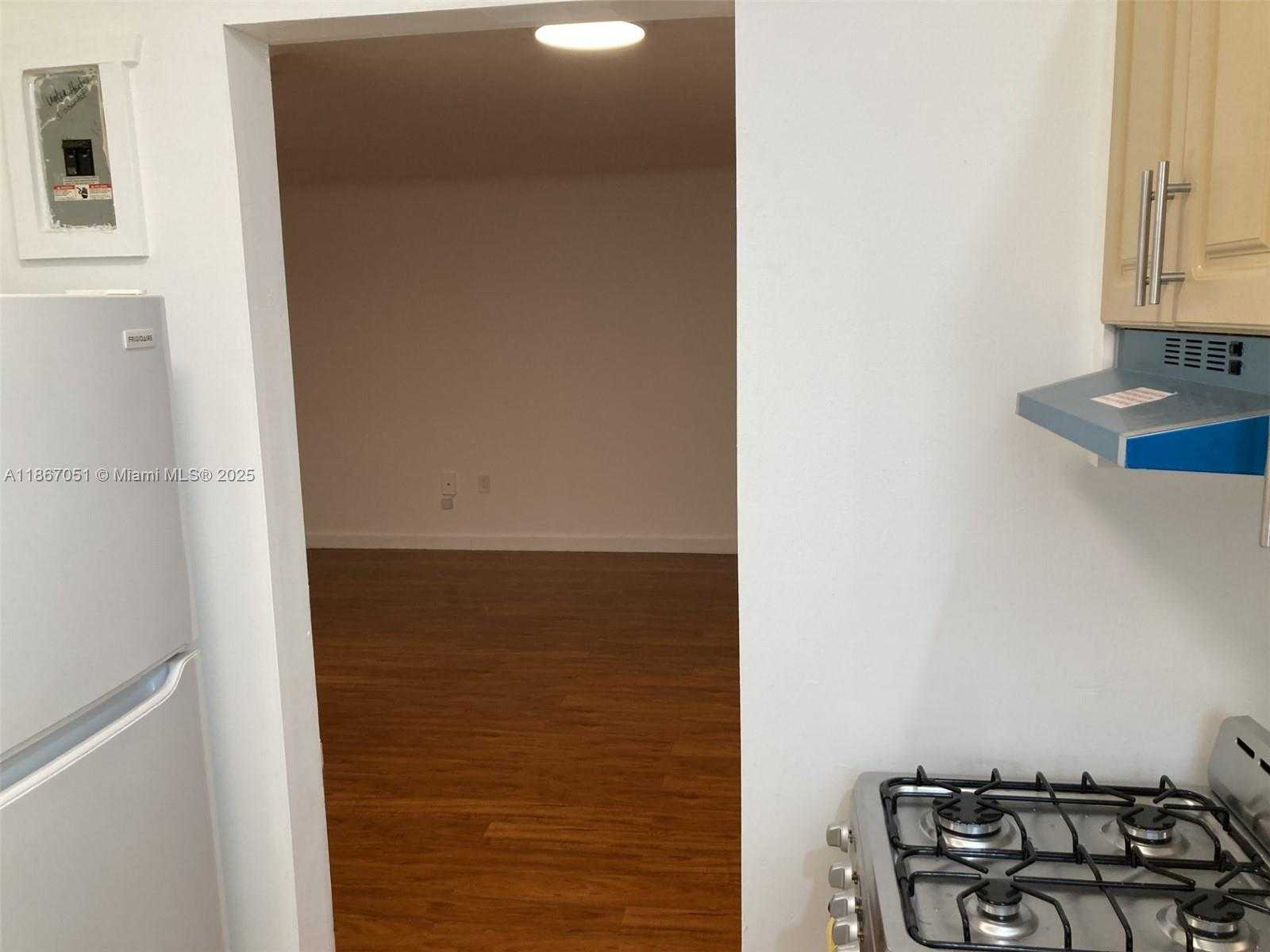 Small Image of 2101 BAY DR #3, Miami Beach Number 13
