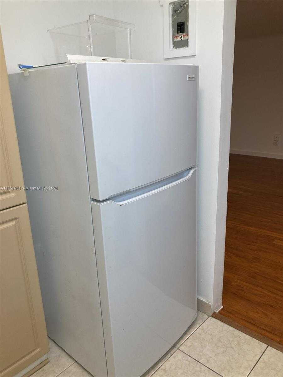 Small Image of 2101 BAY DR #3, Miami Beach Number 14