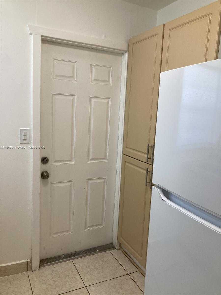 Small Image of 2101 BAY DR #3, Miami Beach Number 15