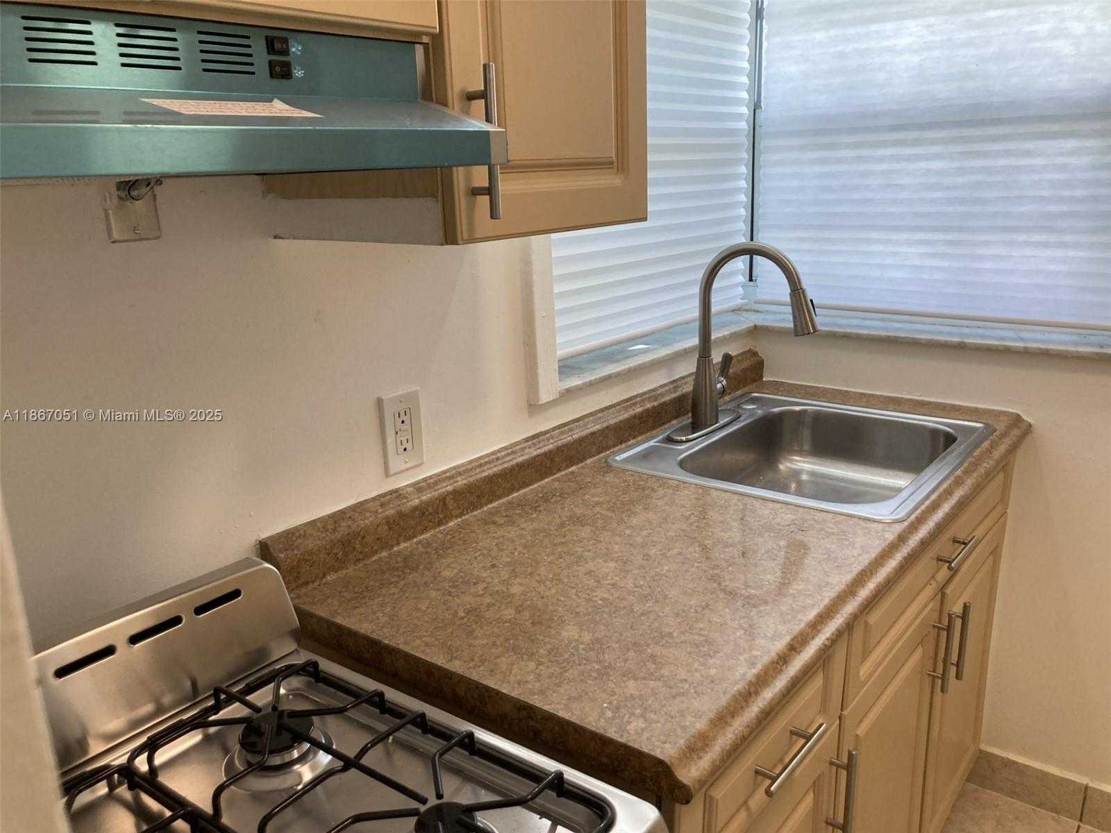 Small Image of 2101 BAY DR #3, Miami Beach Number 8