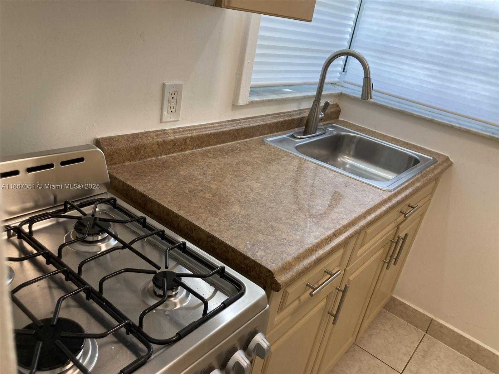 Small Image of 2101 BAY DR #3, Miami Beach Number 9