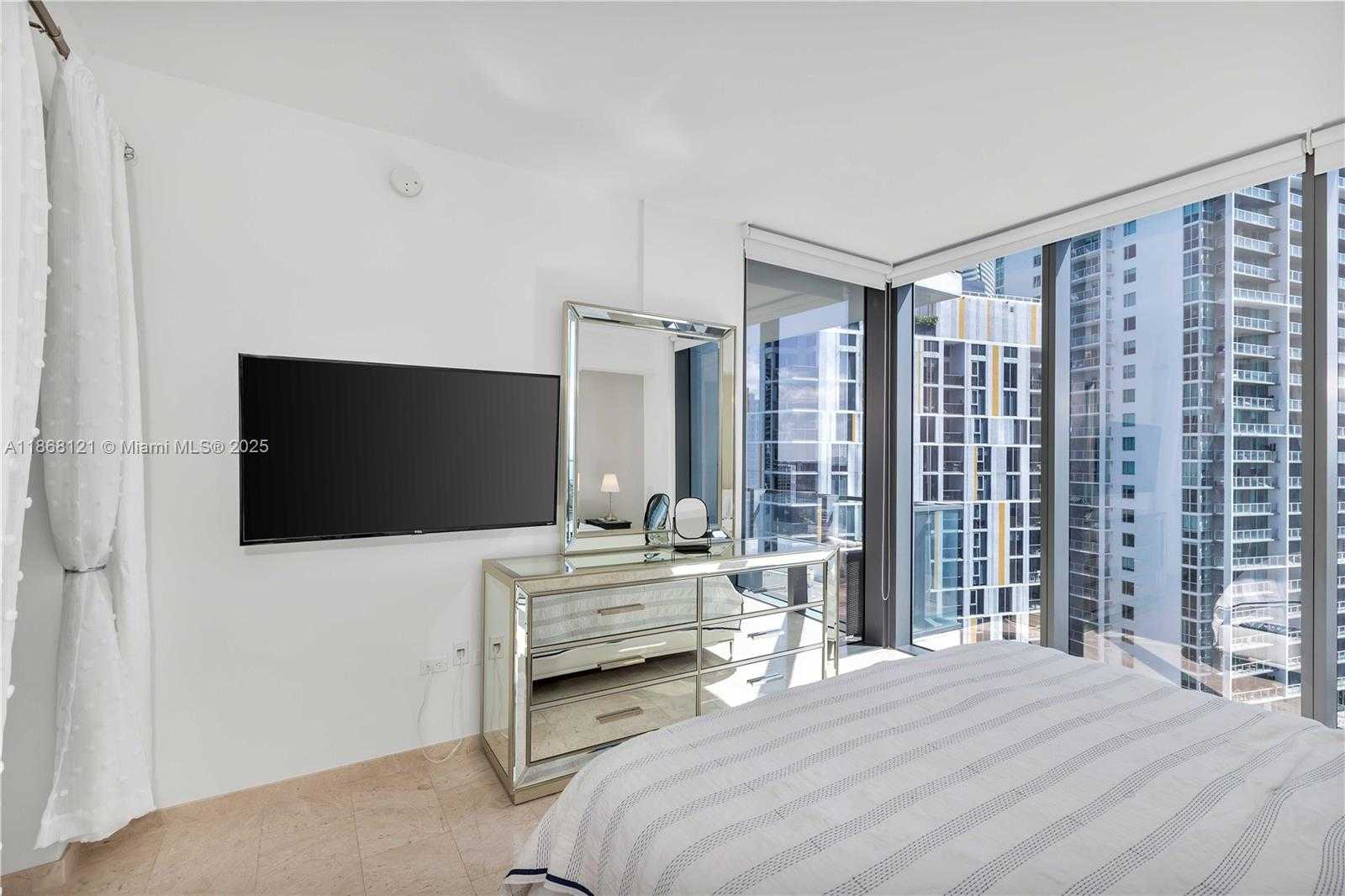 Small Image of 68 SOUTH EAST 6TH ST #1611, Miami Number 16