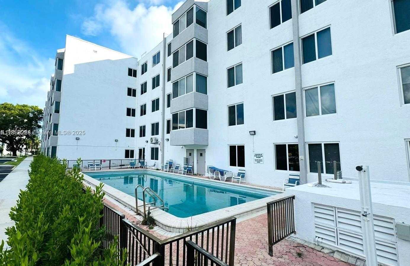 Small Image of 250 180TH DR #203, Sunny Isles Beach Number 4