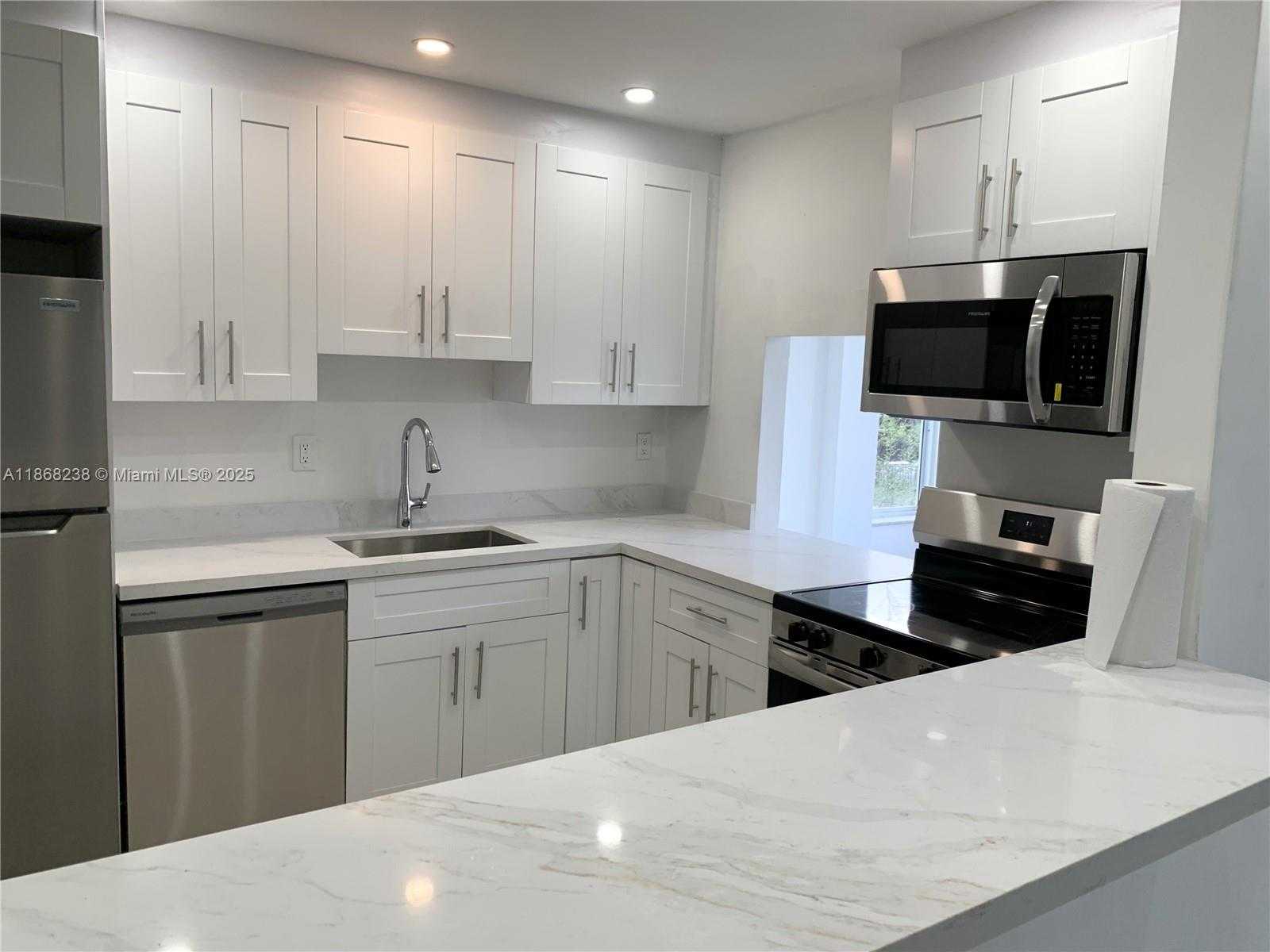 Small Image of 250 180TH DR #203, Sunny Isles Beach Number 6