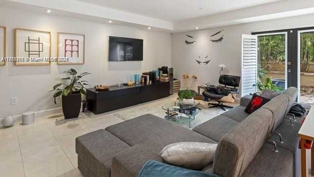 Small Image of 671 BILTMORE WAY #101, Coral Gables Number 3