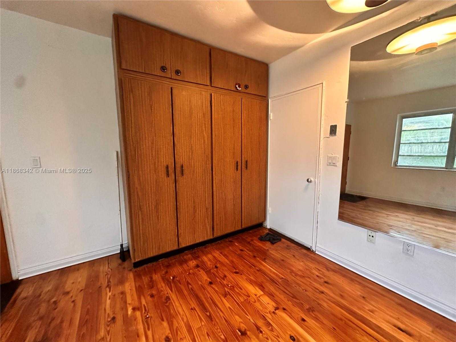 Small Image of 4740 PINE TREE DR #20, Miami Beach Number 10