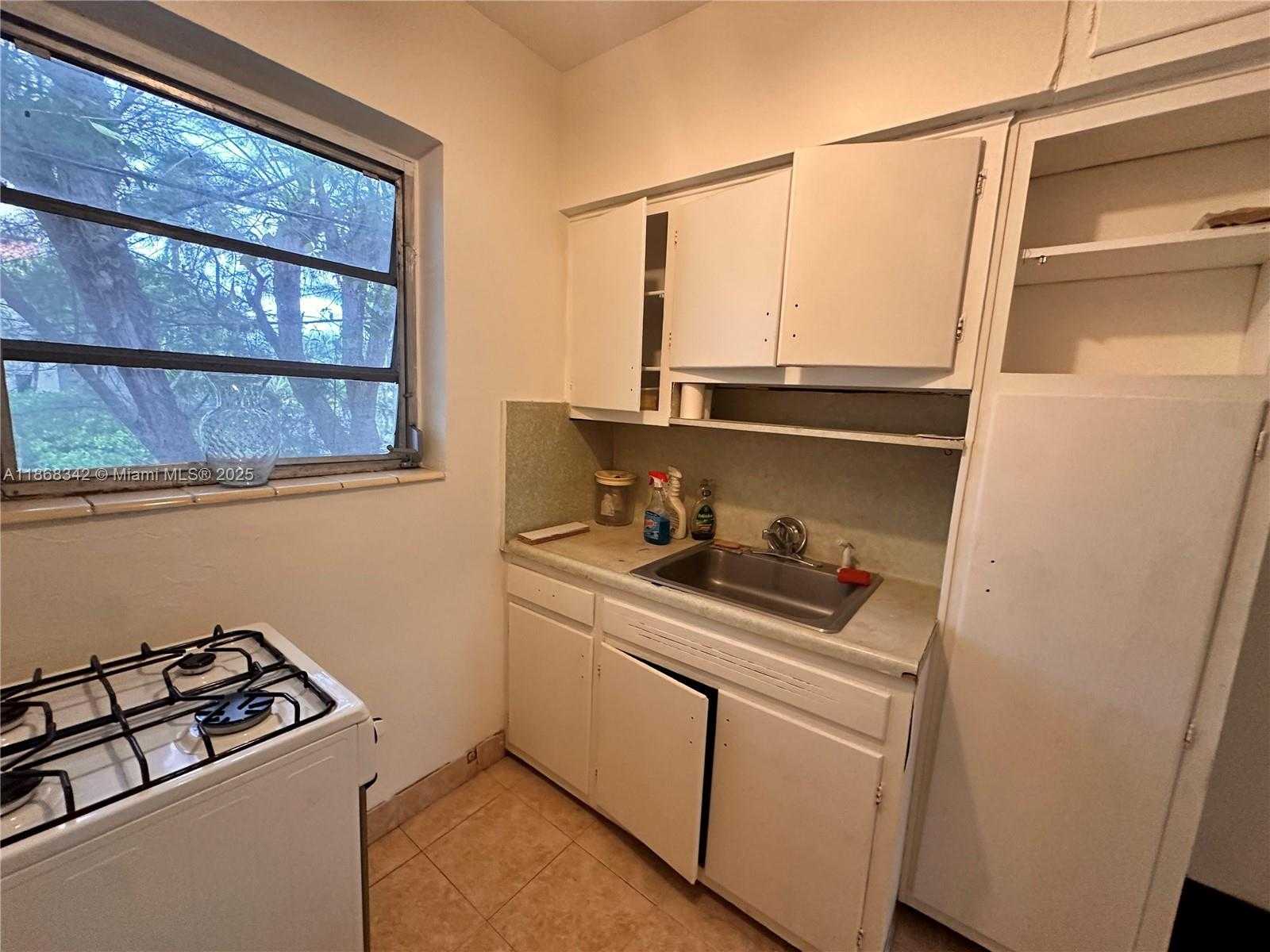 Small Image of 4740 PINE TREE DR #20, Miami Beach Number 12
