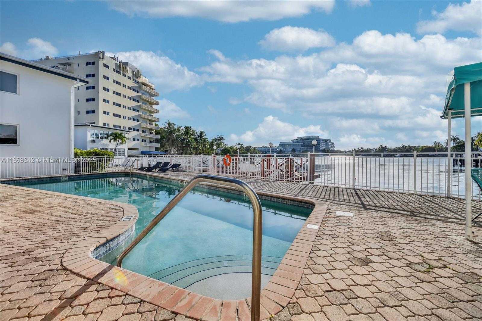 Small Image of 4740 PINE TREE DR #20, Miami Beach Number 16