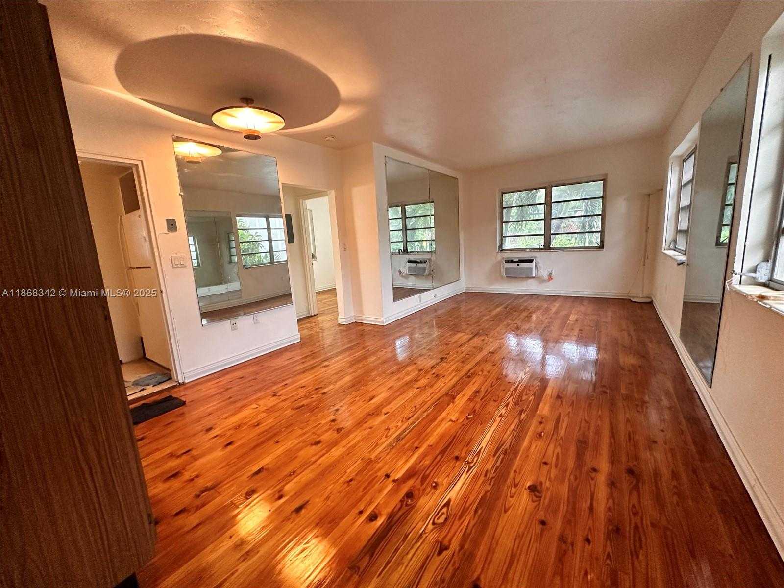 Small Image of 4740 PINE TREE DR #20, Miami Beach Number 2