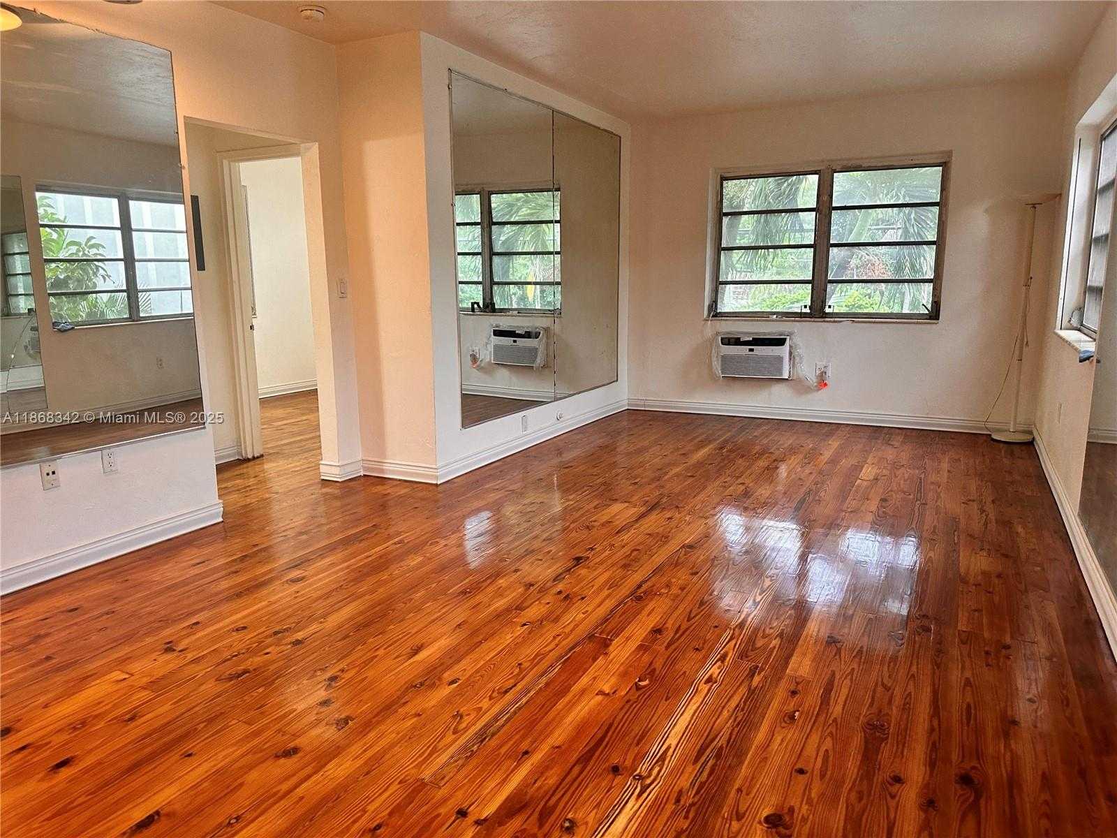 Small Image of 4740 PINE TREE DR #20, Miami Beach Number 3