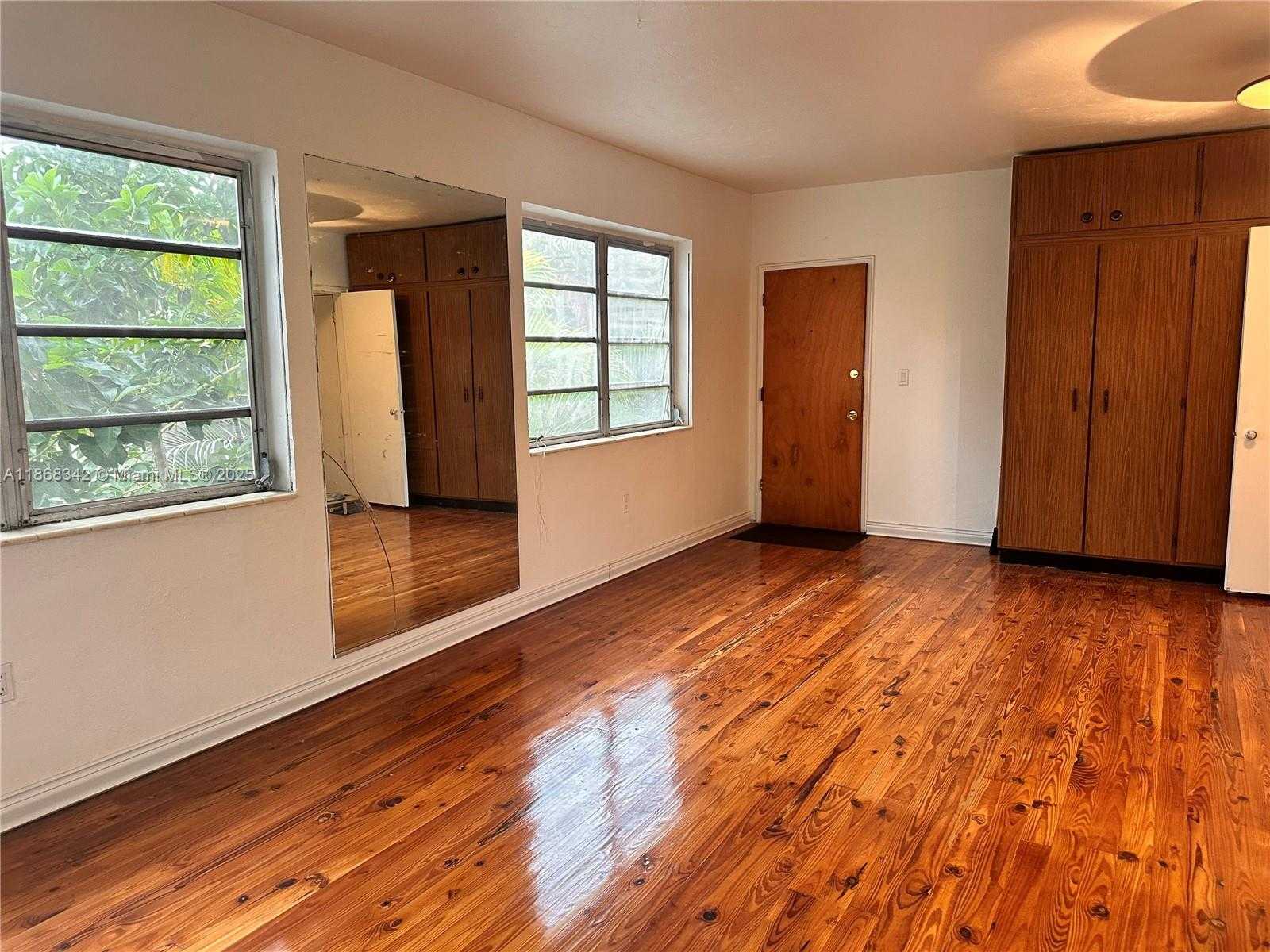 Small Image of 4740 PINE TREE DR #20, Miami Beach Number 4