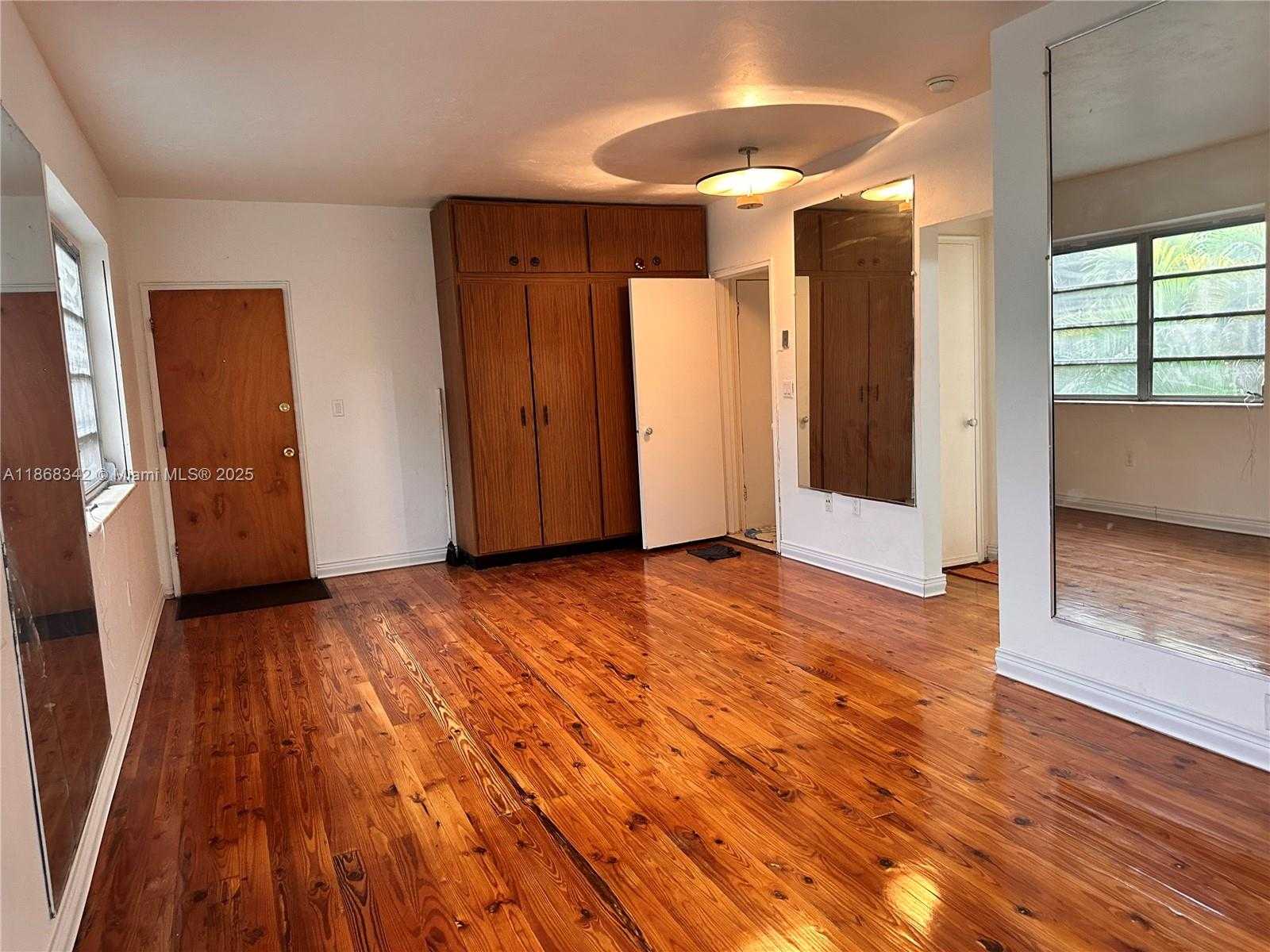 Small Image of 4740 PINE TREE DR #20, Miami Beach Number 5
