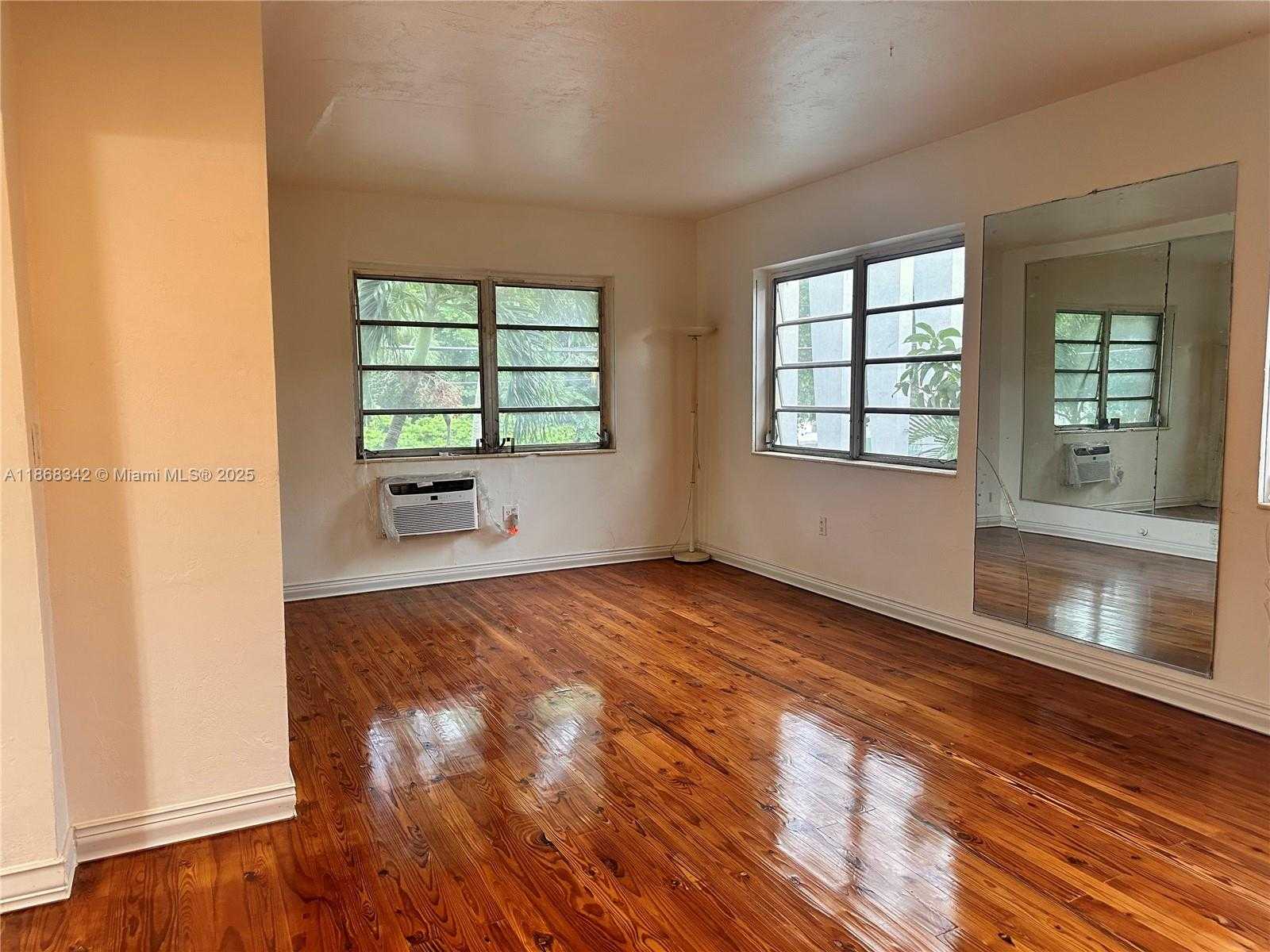 Small Image of 4740 PINE TREE DR #20, Miami Beach Number 6