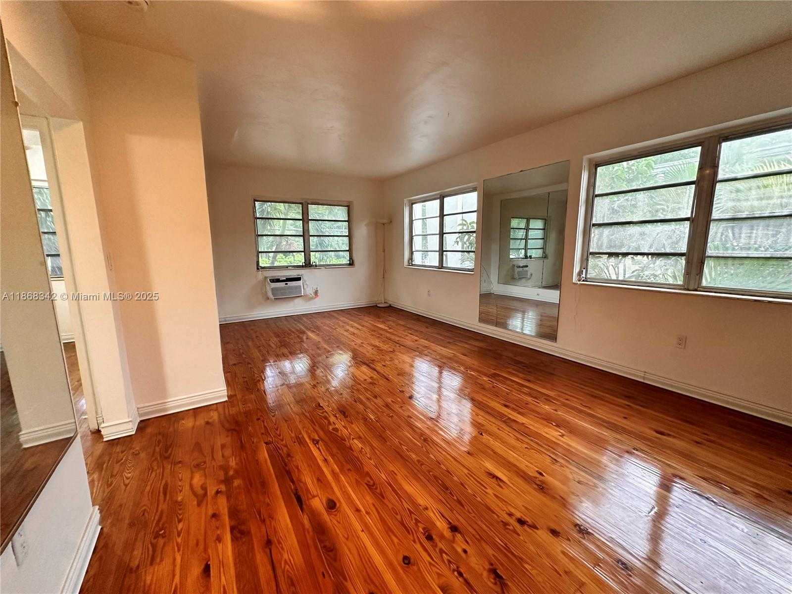 Small Image of 4740 PINE TREE DR #20, Miami Beach Number 7