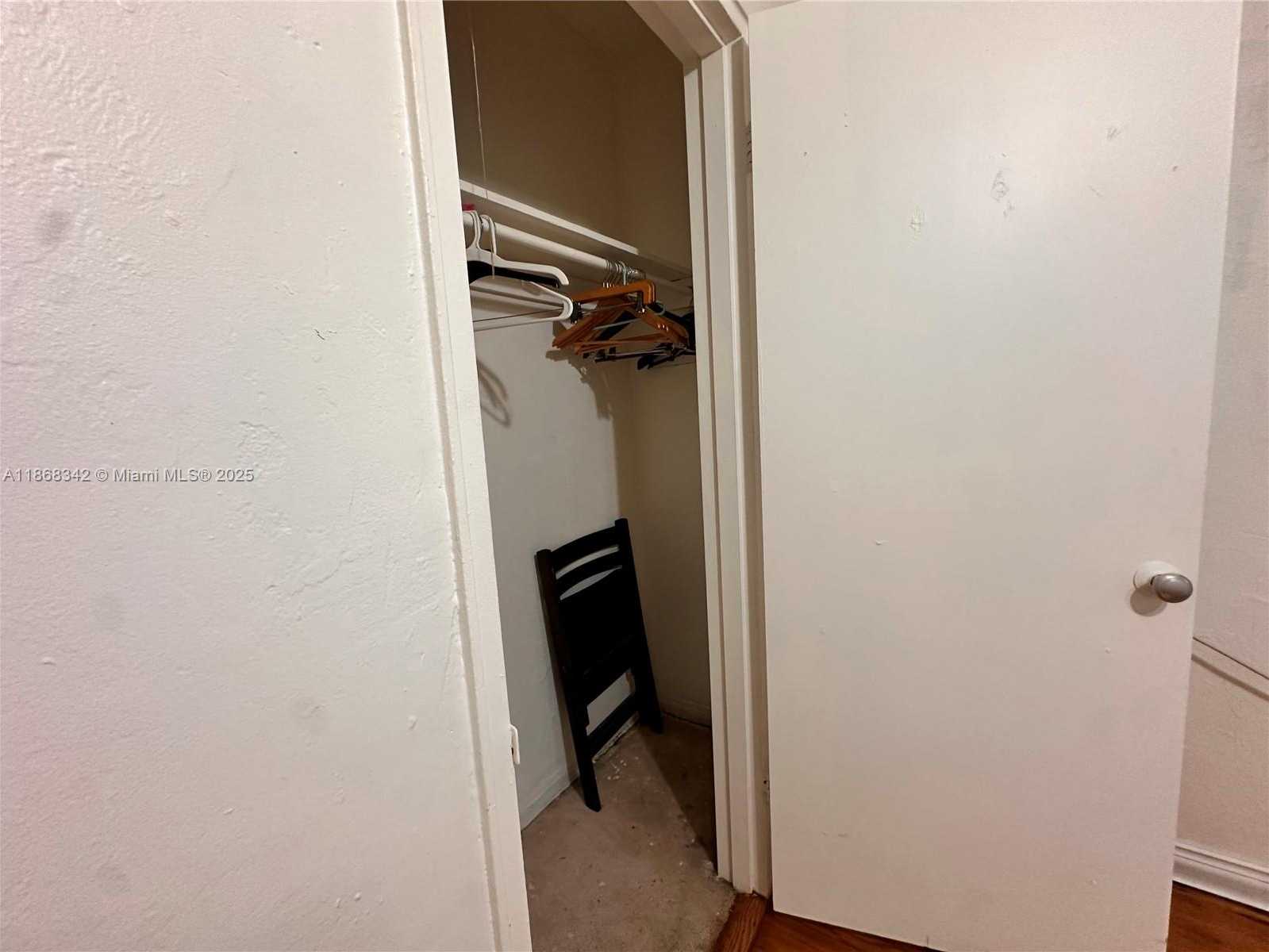 Small Image of 4740 PINE TREE DR #20, Miami Beach Number 8