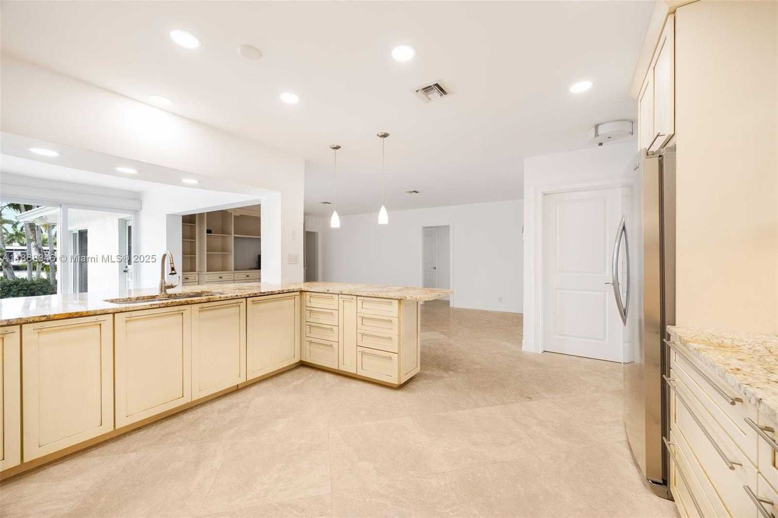 Small Image of 2000 SUNRISE KEY BLVD, Fort Lauderdale Number 8