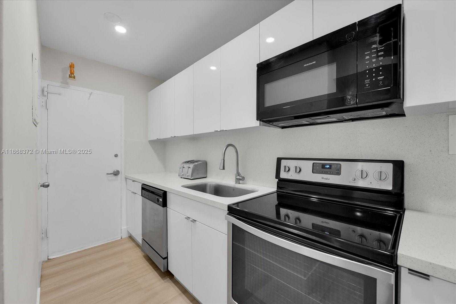 Small Image of 1200 WEST AVE #PH28, Miami Beach Number 11
