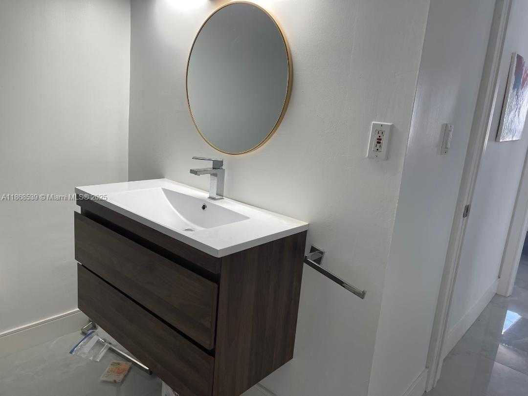 Small Image of 1000 WEST AV #1007, Miami Beach Number 11