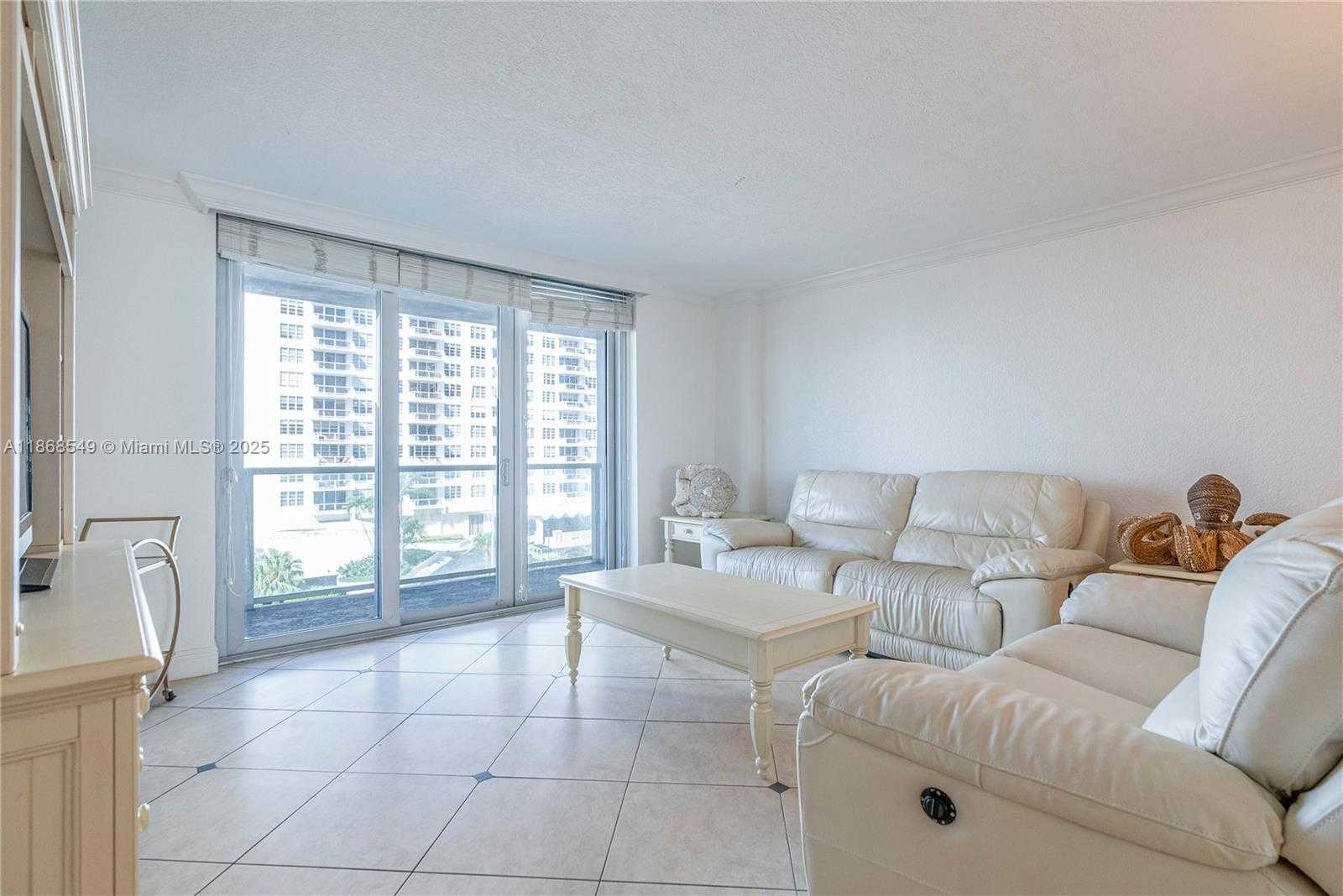 Small Image of 5701 COLLINS AVE #405, Miami Beach Number 2