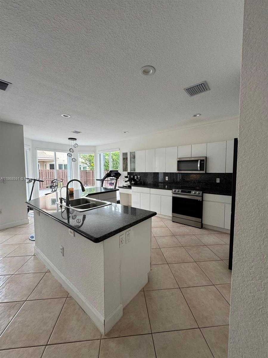 Small Image of 10873 NORTH WEST 71ST ST, Doral Number 3