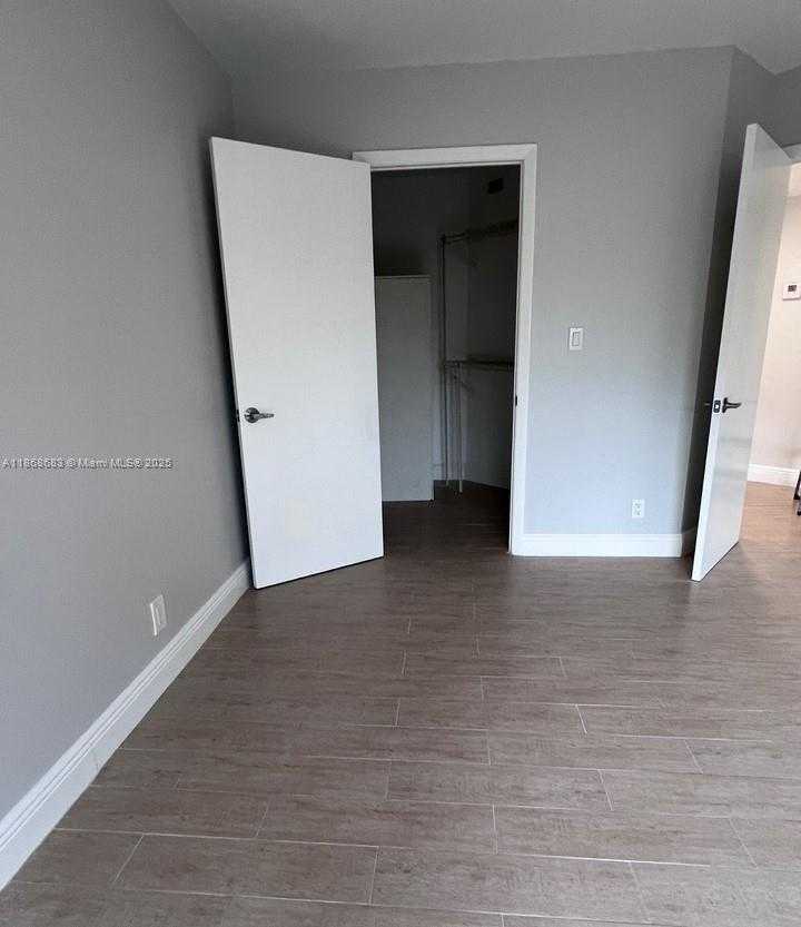 Small Image of 8290 LAKE DR #421, Doral Number 11