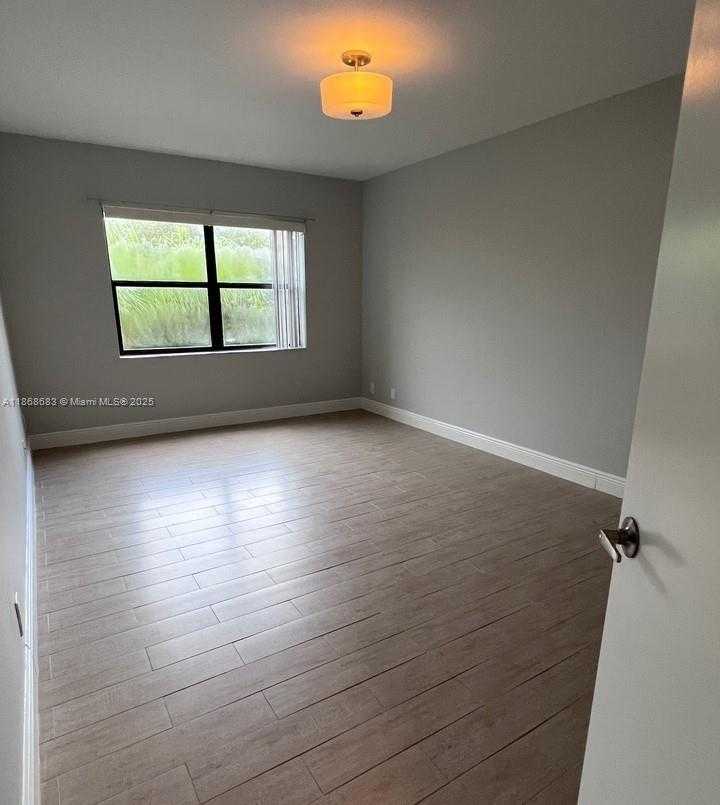 Small Image of 8290 LAKE DR #421, Doral Number 12