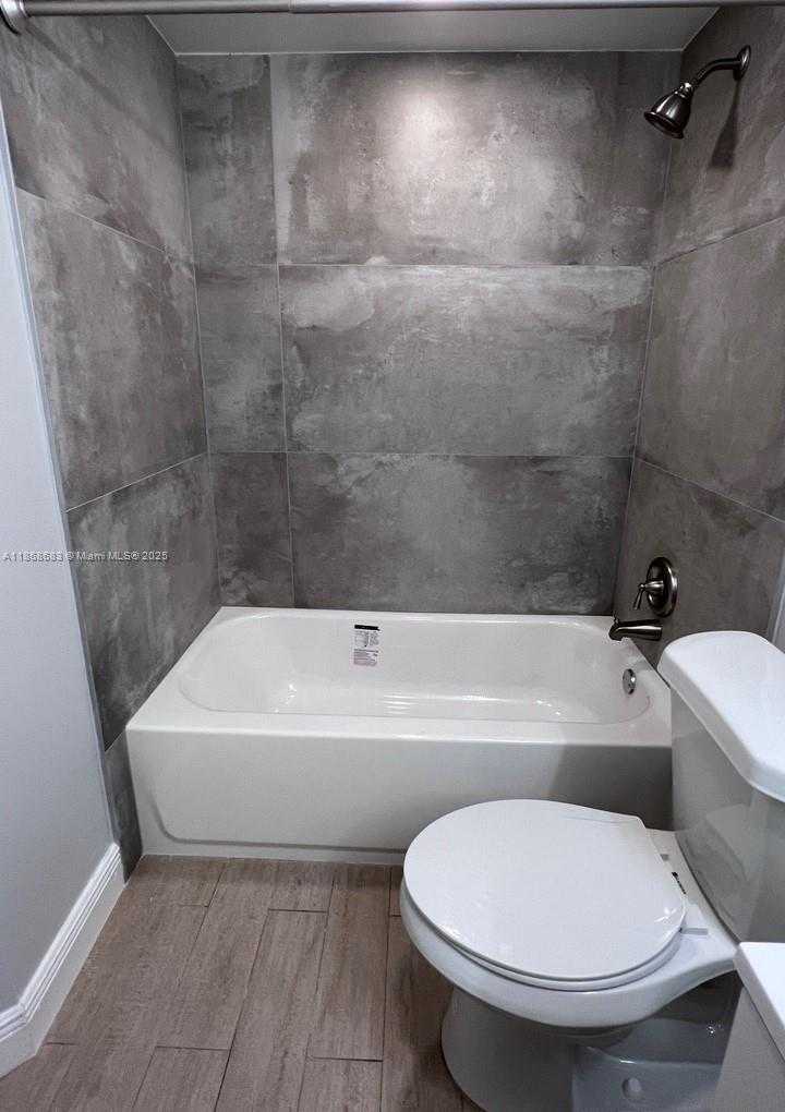 Small Image of 8290 LAKE DR #421, Doral Number 13