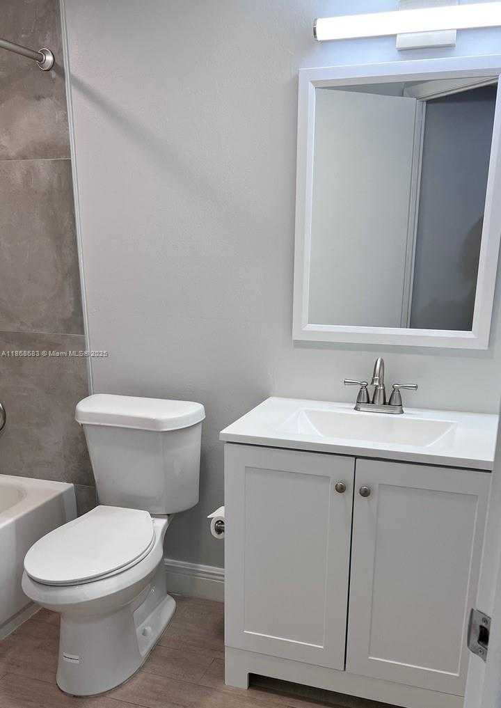 Small Image of 8290 LAKE DR #421, Doral Number 14