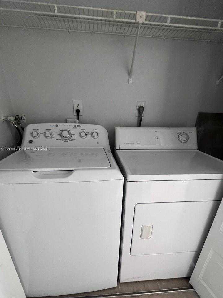 Small Image of 8290 LAKE DR #421, Doral Number 15