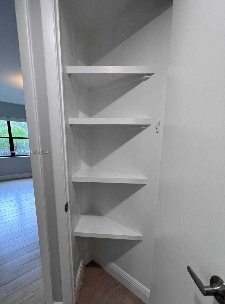 Small Image of 8290 LAKE DR #421, Doral Number 16