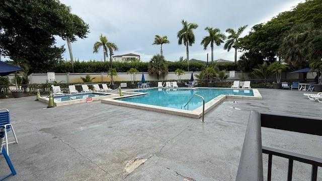 Small Image of 8290 LAKE DR #421, Doral Number 21