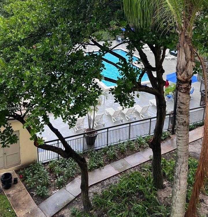 Small Image of 8290 LAKE DR #421, Doral Number 3