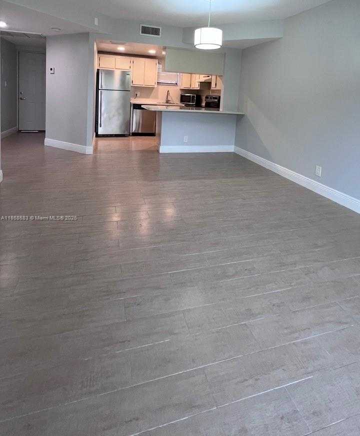 Small Image of 8290 LAKE DR #421, Doral Number 4