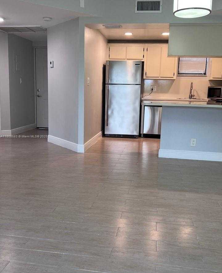 Small Image of 8290 LAKE DR #421, Doral Number 5