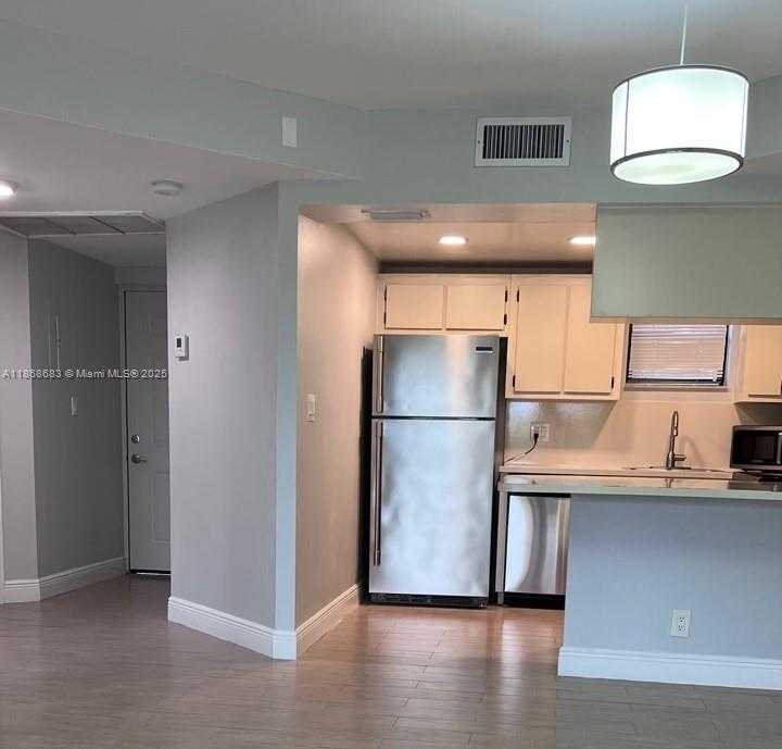 Small Image of 8290 LAKE DR #421, Doral Number 7