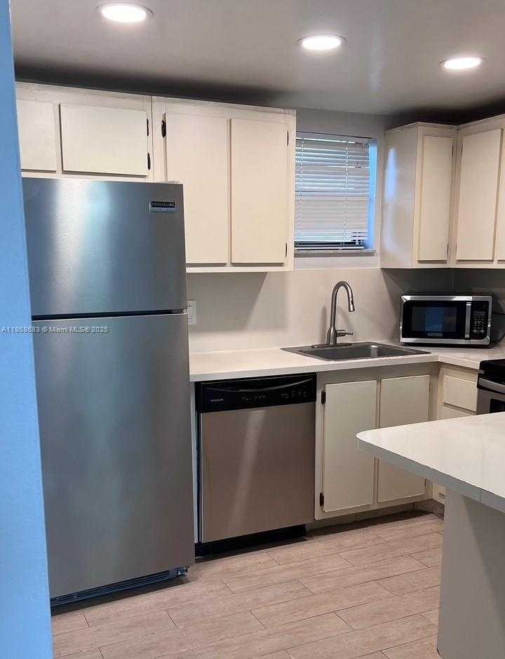 Small Image of 8290 LAKE DR #421, Doral Number 8