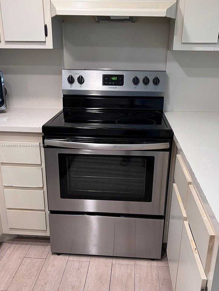 Small Image of 8290 LAKE DR #421, Doral Number 9