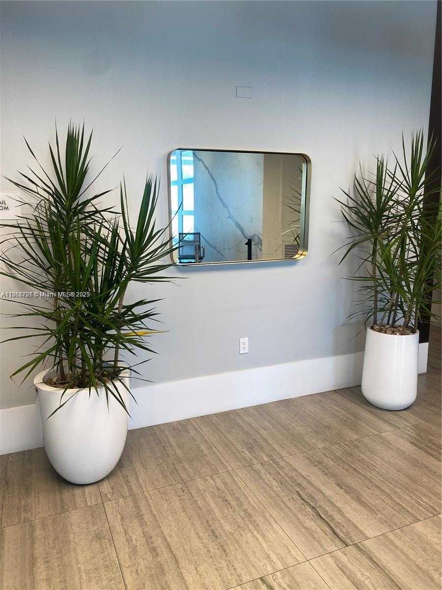 Small Image of Hollywood Number 17