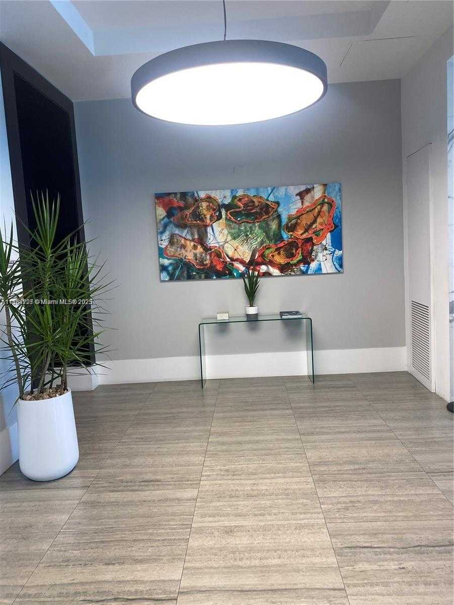 Small Image of Hollywood Number 19