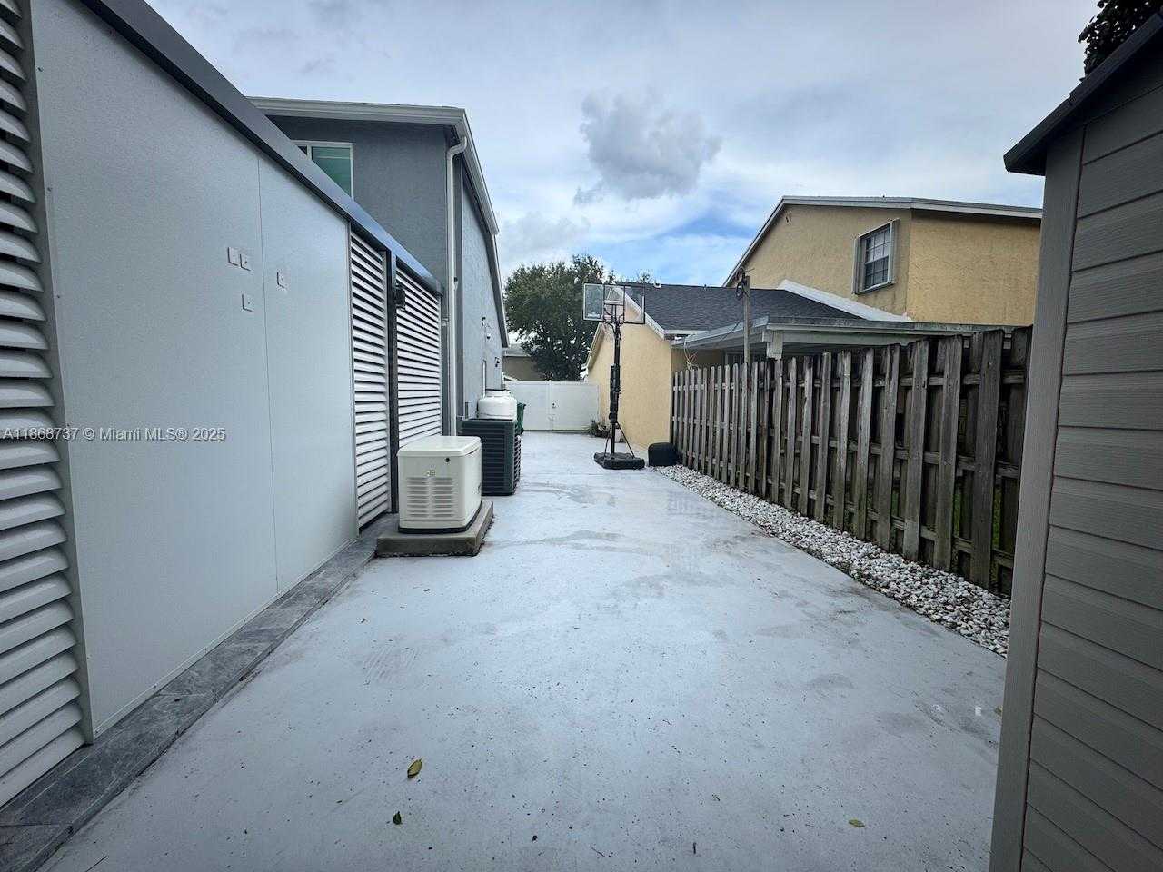 Small Image of 9368 SOUTH WEST 146TH PL, Miami Number 37