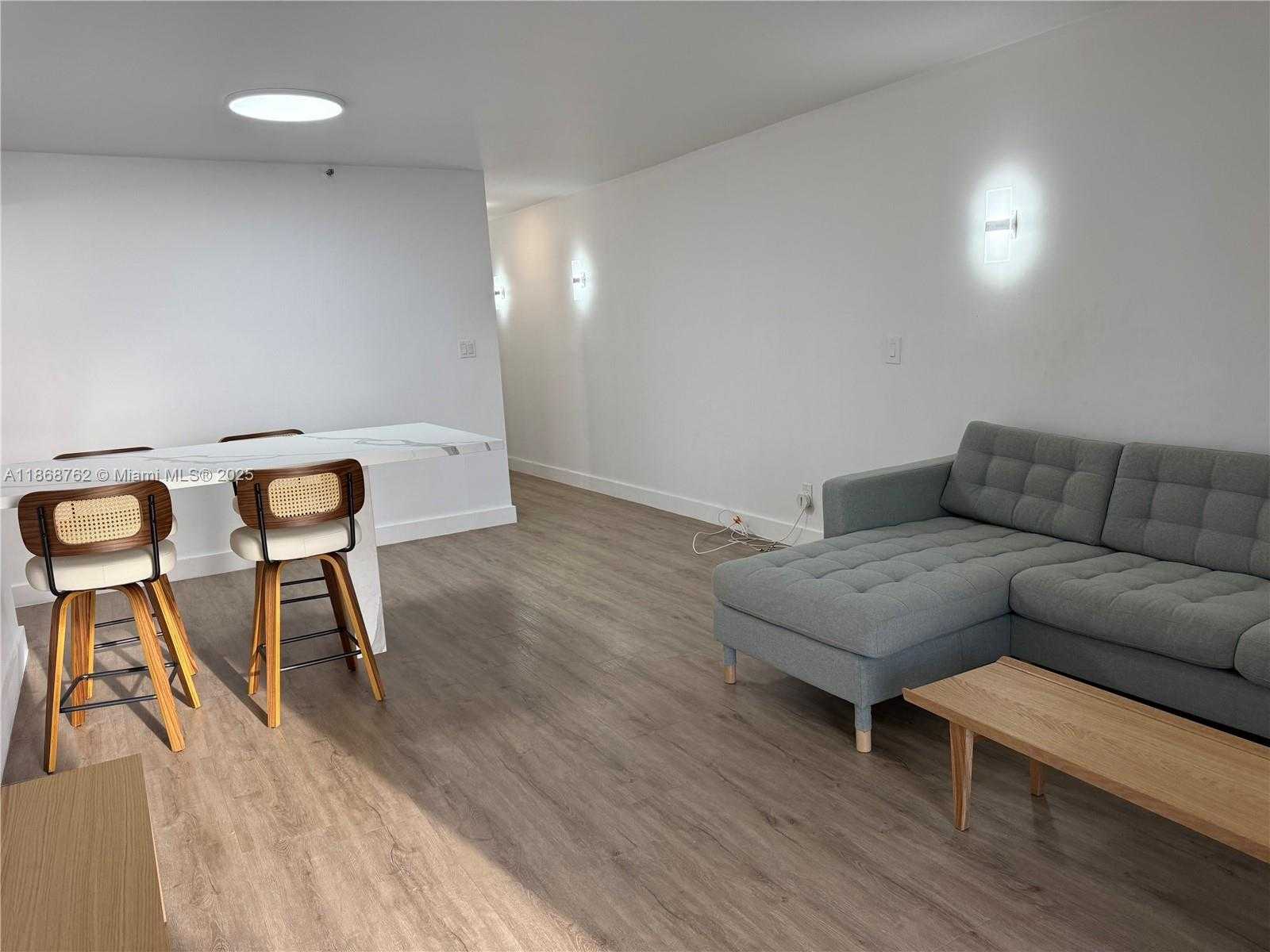 Small Image of 4301 COLLINS AVE #208, Miami Beach Number 2