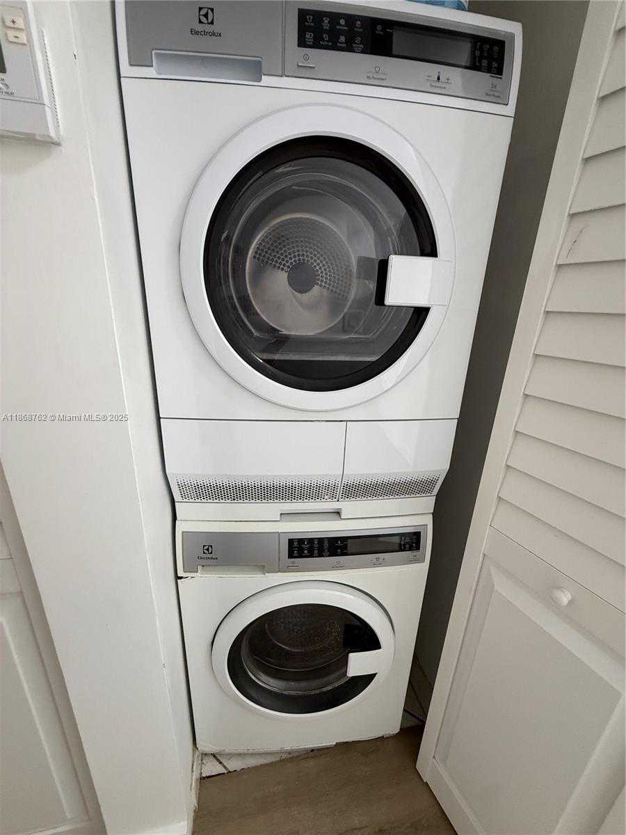 Small Image of 4301 COLLINS AVE #208, Miami Beach Number 7