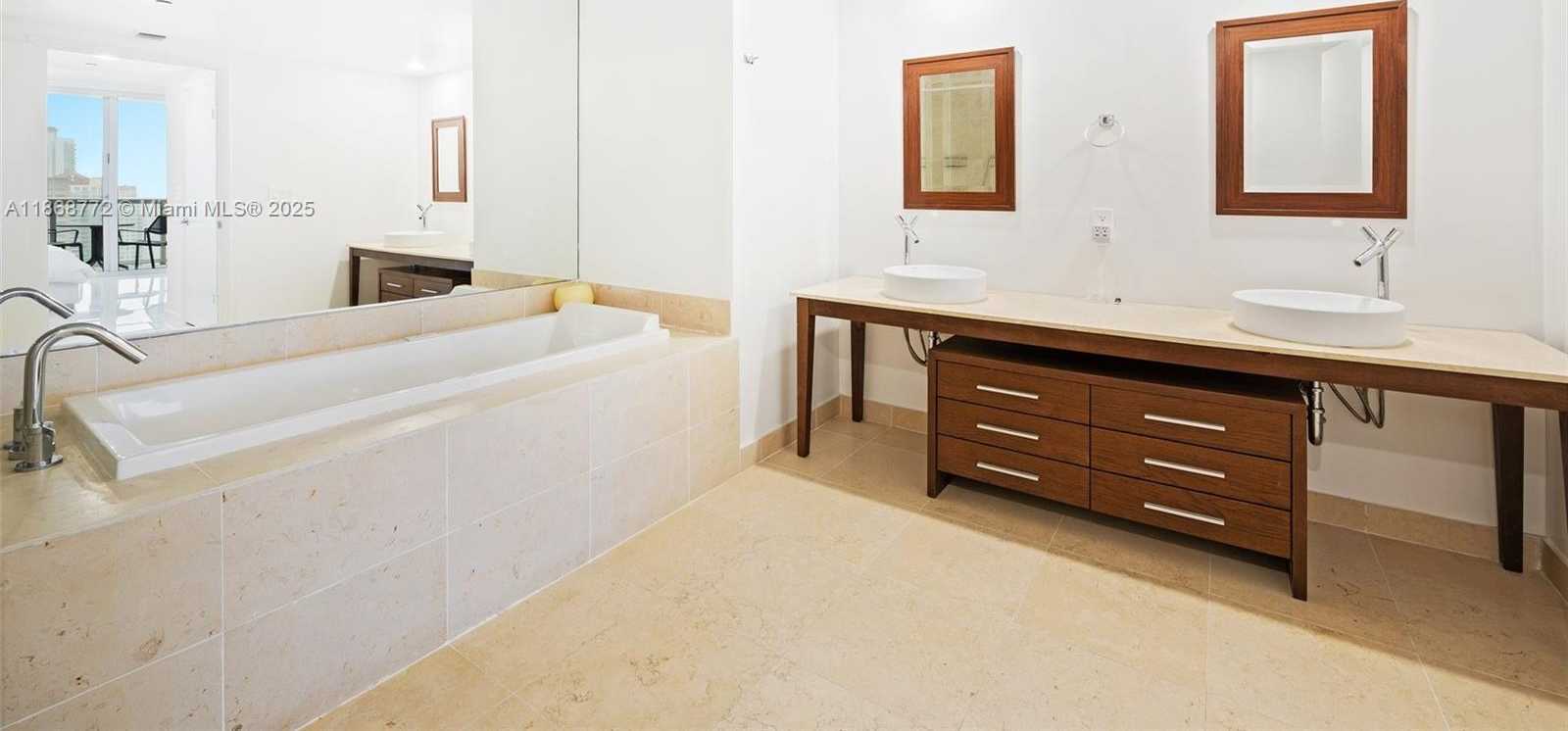 Small Image of 495 BRICKELL AVE #3301, Miami Number 17