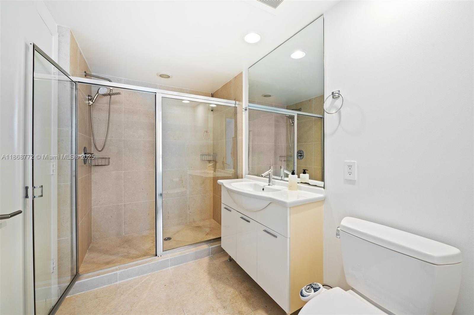 Small Image of 495 BRICKELL AVE #3301, Miami Number 21