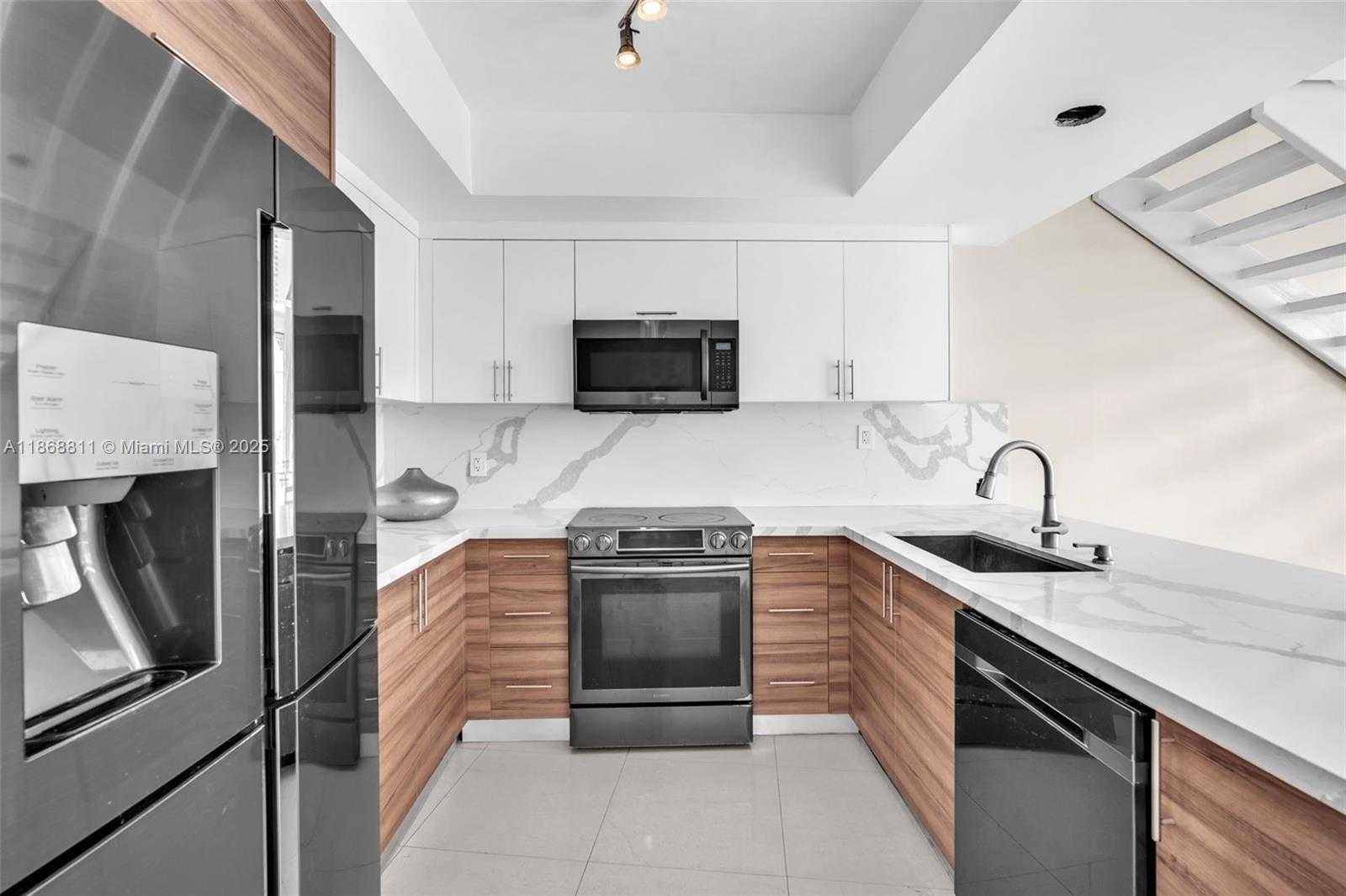 Small Image of 2000 BAY DR #204, Miami Beach Number 4